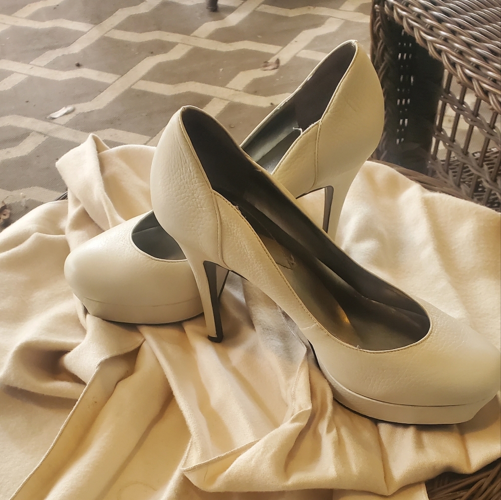 White 8 1/2 Guess heels